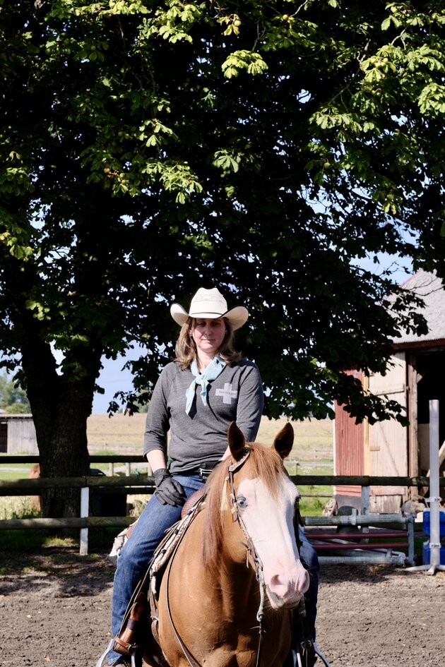 Malin Sjöberg med Cowboyhatt sittande på hästen Dancing Snowflake.