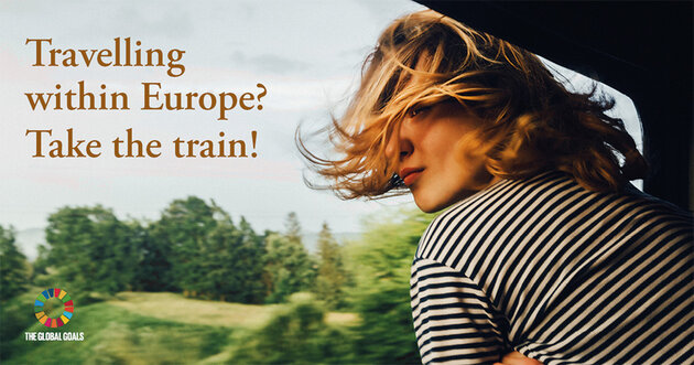 A young girl with her blonde hair blowing in the wind looks out of an open train window. Outside, the surroundings are blurred by speed, but you can see green trees and bushes as the train passes by. In the lower left corner of the image, the 2030 Agenda symbol and the text “The global goals” are visible. In the top left corner it says “Choose rail travel within Europe!”.