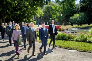 Drottningen, kungen och Lunds universitets rektor Erik Renström promenerar.