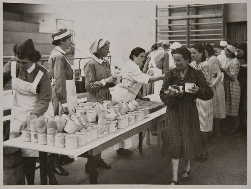 Kulturen Museum - KM 97009: Jewish women are being served meals in sport hall in Lund, 1945