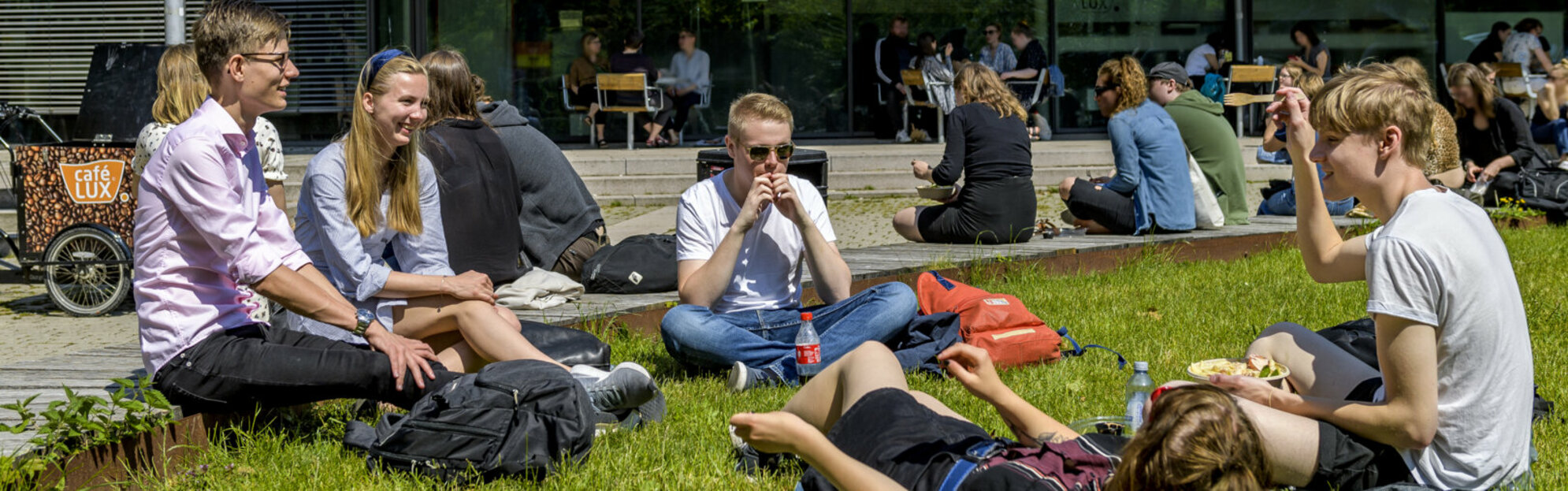 Studenter i gräset utanför LUX.