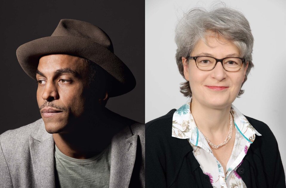 Hedersdoktor Jason Diakite, iklädd en brun hatt och grå kavaj. Hedersdoktor Martina Kessel, som har grått hår och bär glasögon.