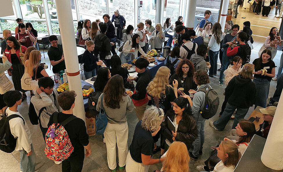 Utbytesstudenter minglar på LUX