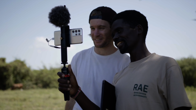 Billy Jones och en samarbetare i håller på att göra intervjuer med en mobiltelefon.