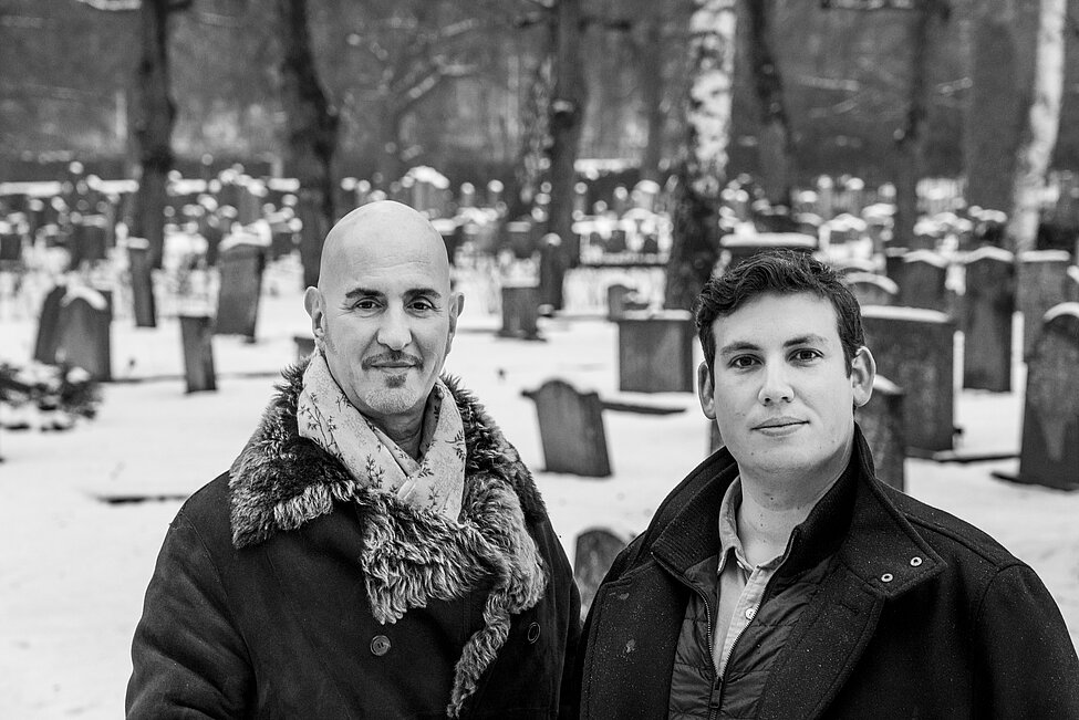 Micael Bindefeld och Daniel Leviathan på Norra judiska begravningsplatsen i Solna. Foto: Karl Gabor