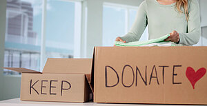 kvinna som sorterar ut