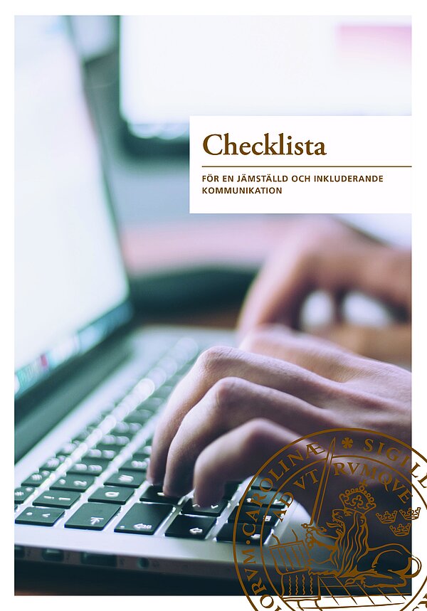 Händer som skriver på wett tangentbord. Omslag till folder.