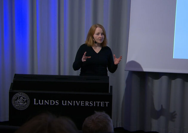 Lovisa Brännstedt, forskare i antikens kultur och samhällsliv vid Lunds universitet, berättar om hur dessa rättegångar gick till, de brott man kunde åtalas för och vilka som fick delta vid en rättegång.