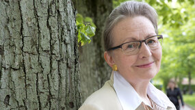 Marianne Thormählen, förlagsredaktör professor i engelska vid en trädstam.