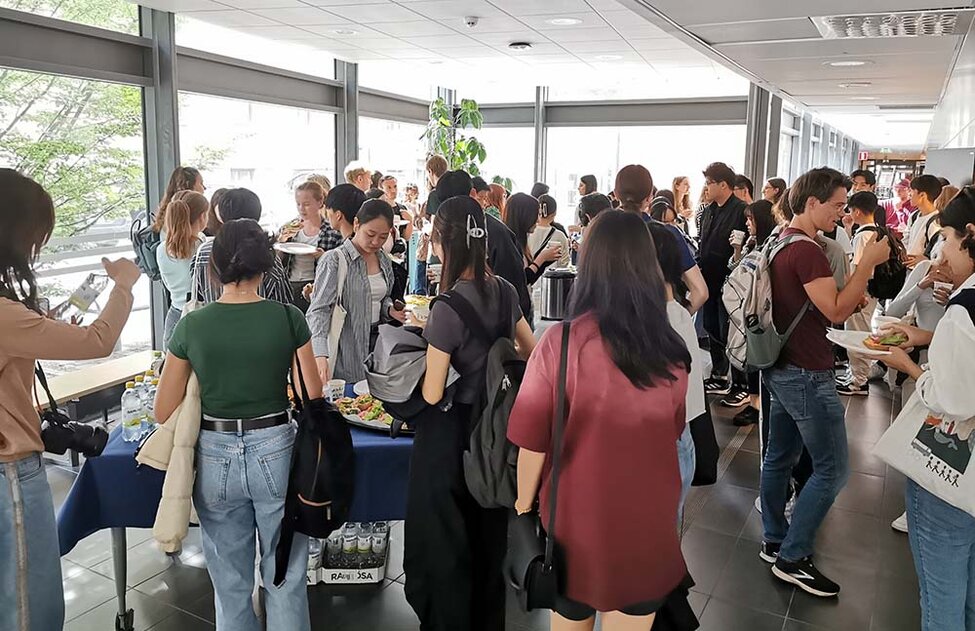 En grupp utbytesstudenter minglar på SOL.