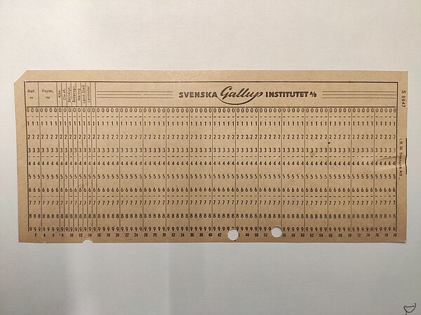 Hålkort ur Svenska Gallupinstitutets arkiv. Foto: Eskil Vesterlund.