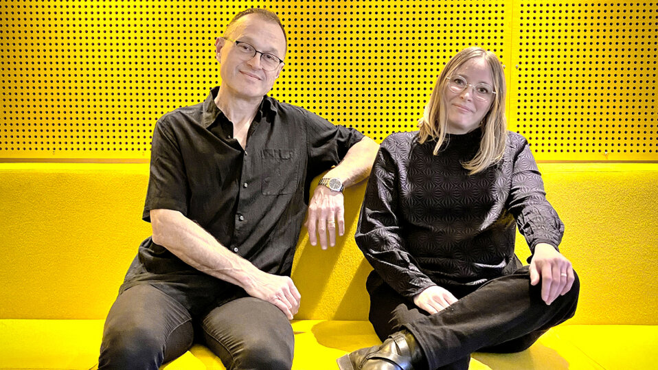 Martin Garwicz och Katarina Bernhardsson sittande med gulbakgrund i LUX-huset. Foto Åsa Hansdotter