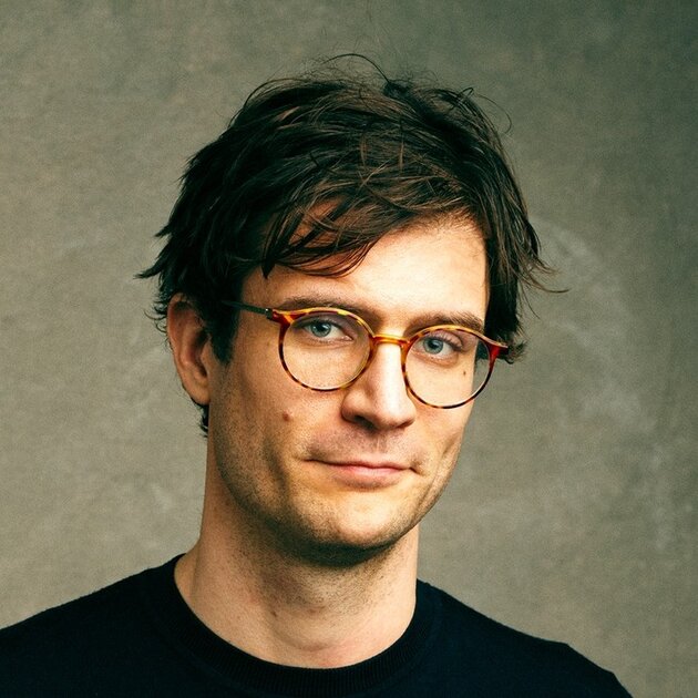 Ett porträttfoto på en man med glasögon