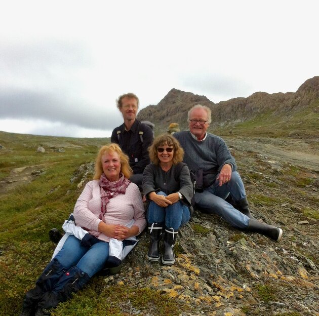 Ann-Kristin Wallengren, Johannes Persson, Barbara Törnquist-Plewa och Samuel Byrskog sitter på en liten upphöjning. I bakgrunden syns den svenska fjällvärlden.
