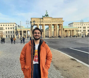 En student framför Brandenburger Tor