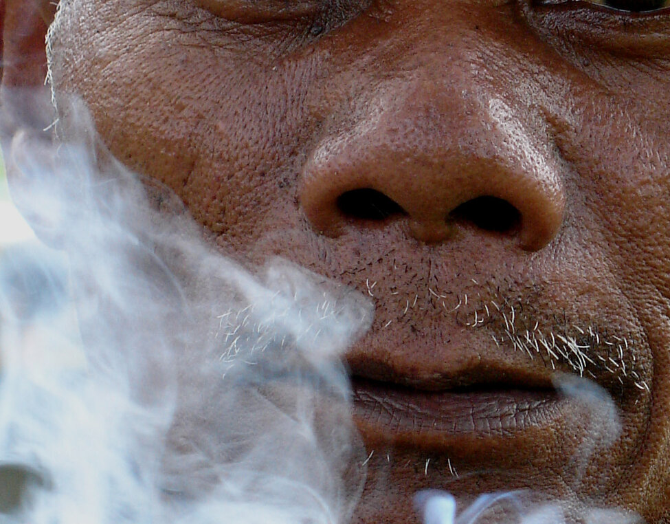 Jahai-man i rökmoln. Bilden är tagen av Niclas Burenhult under fältstudier på Malackahalvön.