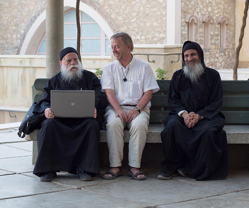 Samuel Rubenson när han diskuterar digitala verktyg med munkarna i Makariosklostret i Egypten