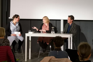 Medieforskaren Joanna Doona, etnologen Lars-Eric Jönsson och moderatorn Hanna Voog diskuterar på scen i Lunds stadsbibliotek. Bild: M. Degrell 