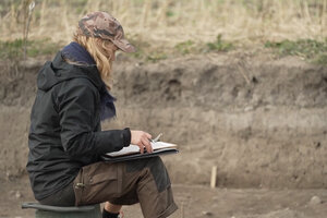 Arkeolog arbetar på en utgrävning. 