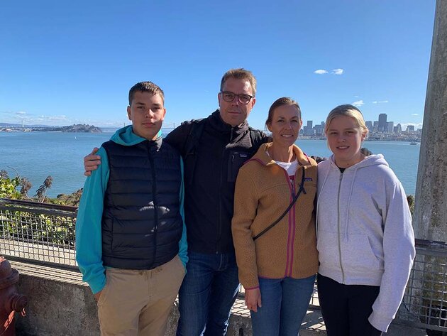 Alexander står med sin familj - fru och två tonårsbarn - ute på fängelseön Alcatraz i San Francisco Bay.