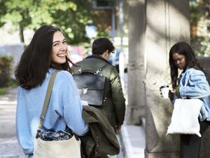 Tre studenter på campus.