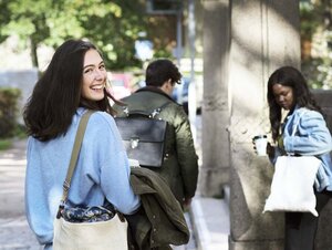 Tre studenter på campus.
