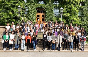 Bild på de nya utbytesstudenterna ståendes på Universitetsbibliotekets trapp.