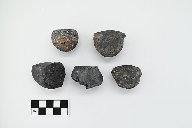 Fyra tillplattade kanonkulor möjligen ett bevis på explosionen som sänkte Gribshunden 1495. Foto: Morgan Olsson, Blekinge Museum.