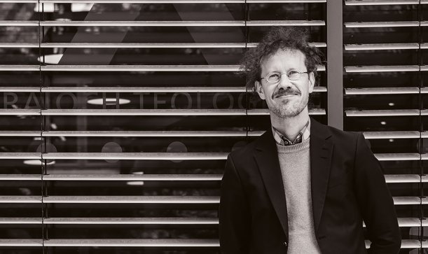 HT:S dekan Johannes Persson stående utan för LUX-byggnaden.