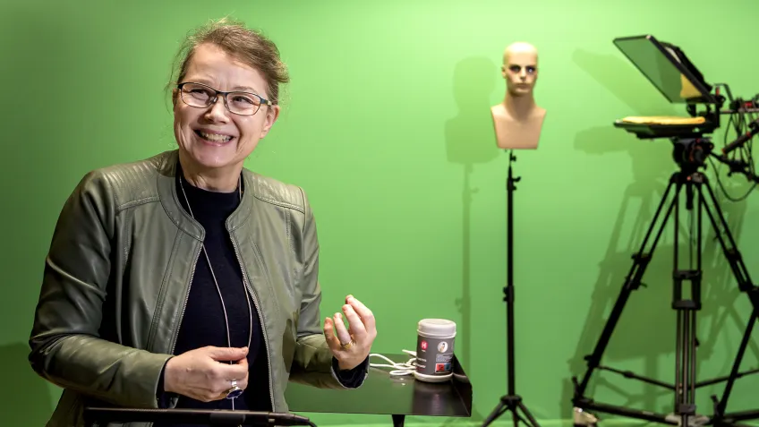 Marianne Gullberg i LARM-studion med en greenscreen bakom sig, som bland annat ger studenter möjlighet att öva på att göra en väderpresentation. Foto: Kennet Ruona