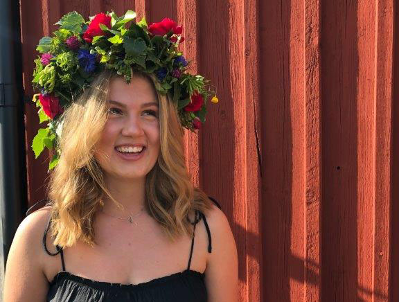 Tilde Malm, med midsommarkrans på huvudet