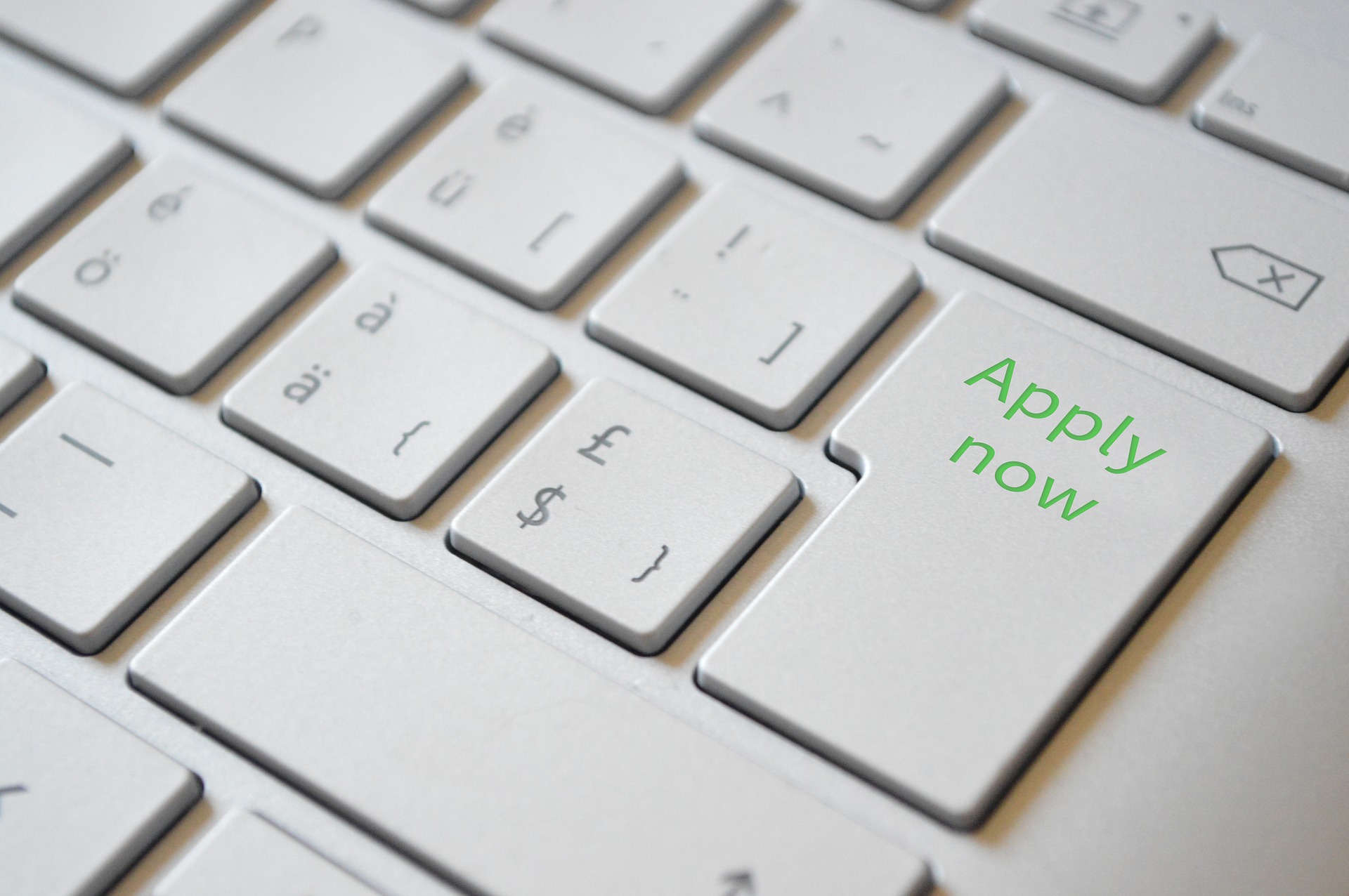 tangentbord med en tagent med texten apply now